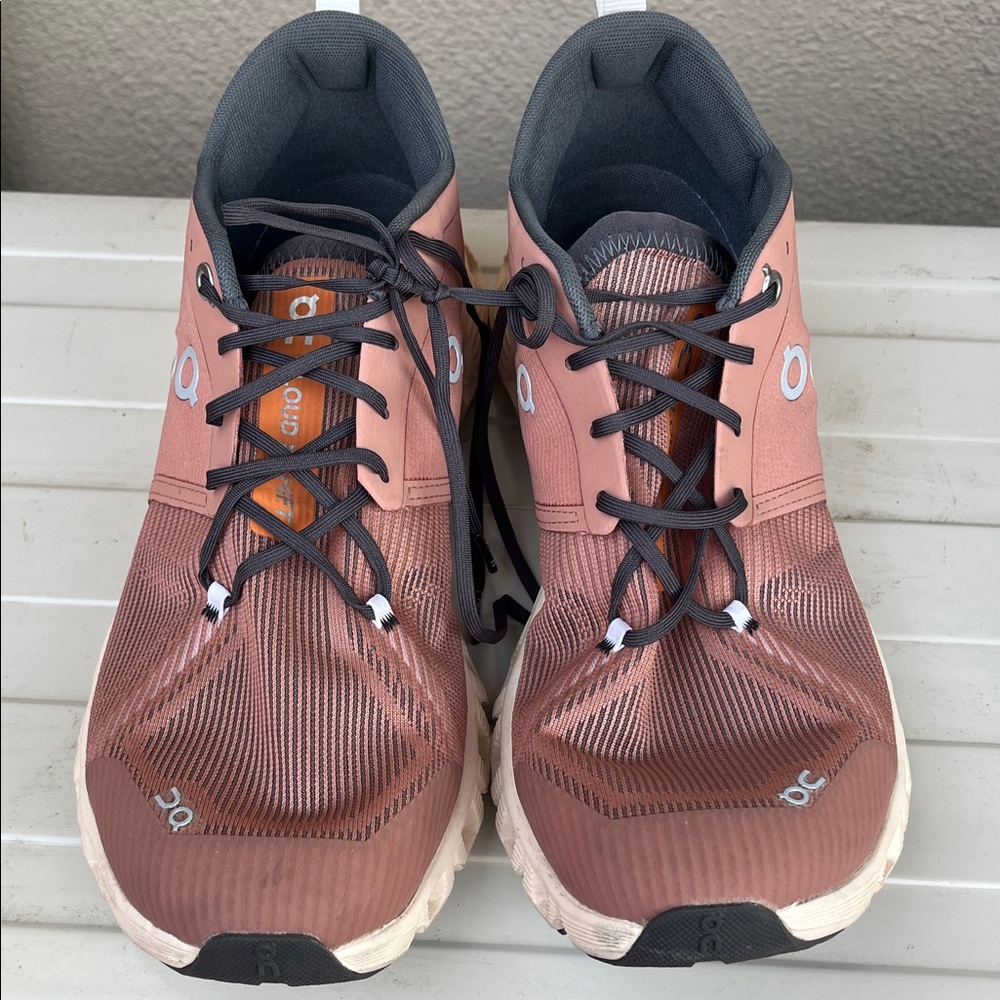 On Cloud Woman's Running Shoes size 11